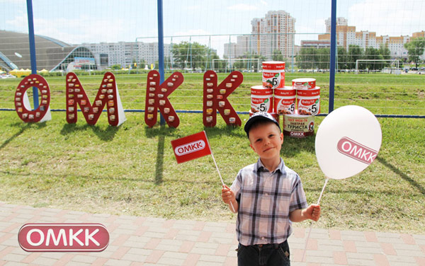 ребенок на фоне букв о м к к
