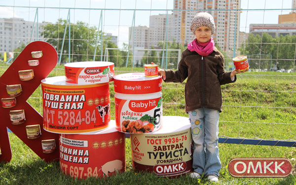 девочка держит в руках оршанскую тушенку
